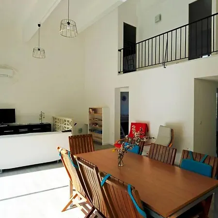 Maison Confortable à 10 Km Des Plages De La Méditerranée Au Bord Du Village Pittoresque Treilles