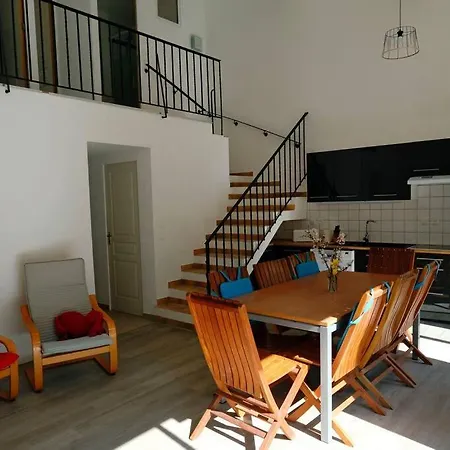 別荘 Maison Confortable A 10 Km Des Plages De La Mediterranee Au Bord Du Village Pittoresque Treilles