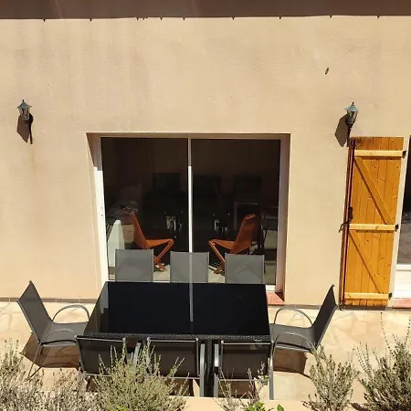 Maison Confortable à 10 Km Des Plages De La Méditerranée Au Bord Du Village Pittoresque *